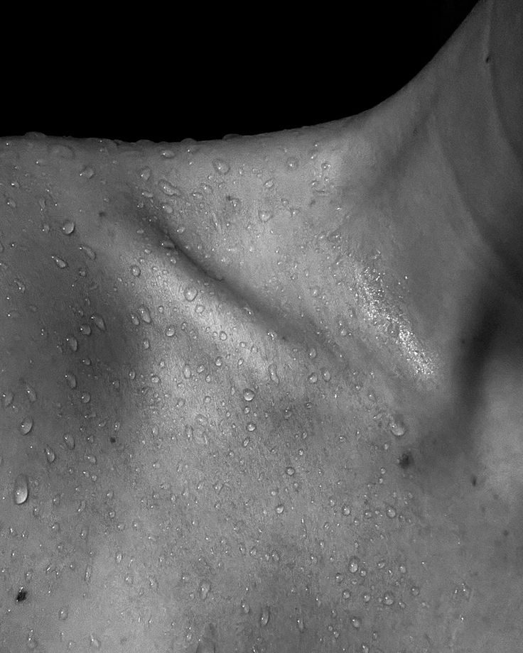 Piel con gotas de agua después del cold plunge.